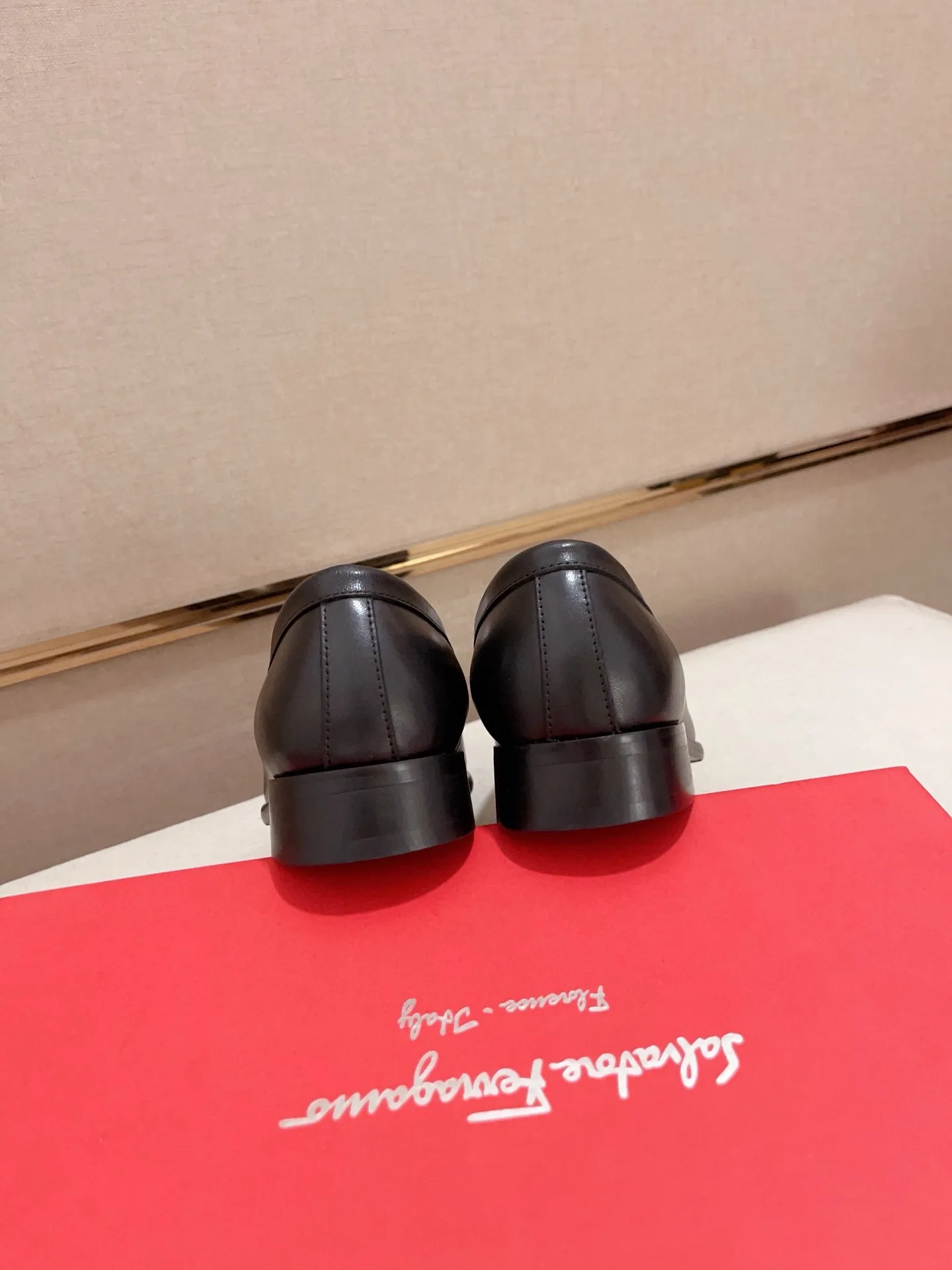 Men's shoes💰: 520💰 High version Ferragamo quality! 🆕🆕Exclusive hot-selling products in stock🔥🔥New products on the shelves, high-quality shoes, high-end driving shoes, with complete packaging! 💪 💪 Material: imported patented cowhide 🐂 + imported high-quality water-dyed cowhide lining + wear-resistant outsole 👍🏻👍🏻 Features: high-end and comfortable, purely handmade 🚀 🚀 Create the perfect shoes that suit you best 🔥 🔥 Size: (38-44) Can be customized 45 non-returnable!